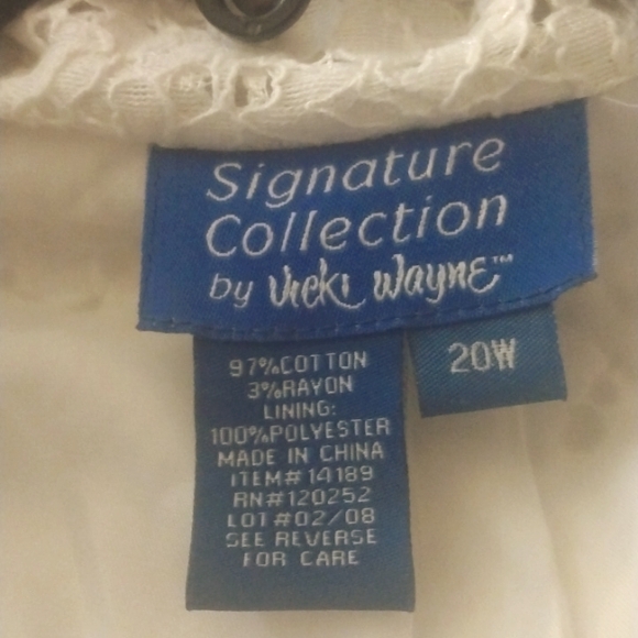White lace blazer.  Signature collection by Vicki Wayne. Very stylish - Picture 10 of 10